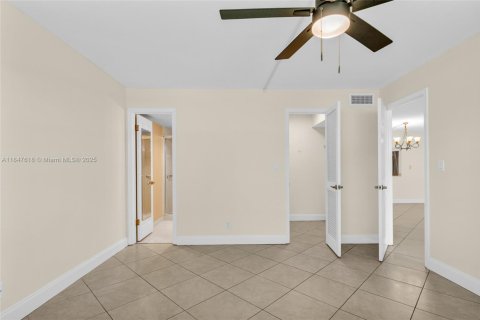 Condo in Pembroke Pines, Florida, 2 bedrooms  № 1847698 - photo 15