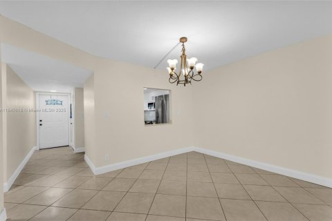 Condo in Pembroke Pines, Florida, 2 bedrooms  № 1847698 - photo 5
