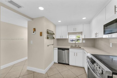Condo in Pembroke Pines, Florida, 2 bedrooms  № 1847698 - photo 3