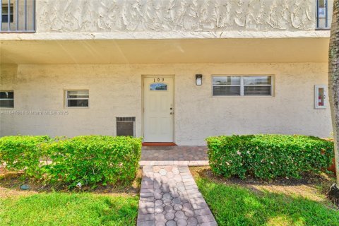 Condo in Pembroke Pines, Florida, 2 bedrooms  № 1847698 - photo 1