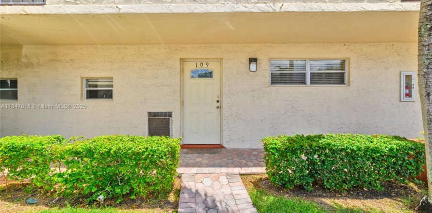 Condo in Pembroke Pines, Florida, 2 bedrooms  № 1847698