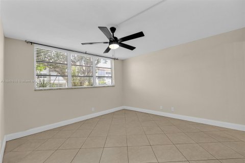 Condo in Pembroke Pines, Florida, 2 bedrooms  № 1847698 - photo 13