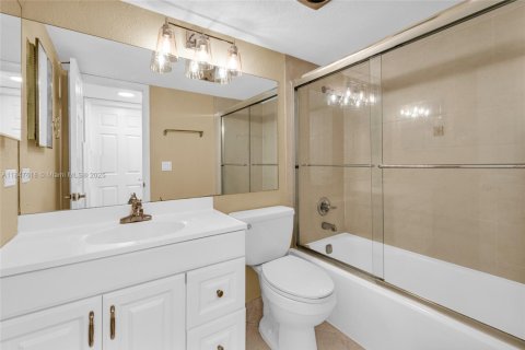 Condo in Pembroke Pines, Florida, 2 bedrooms  № 1847698 - photo 12