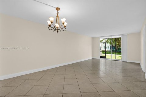 Condo in Pembroke Pines, Florida, 2 bedrooms  № 1847698 - photo 10