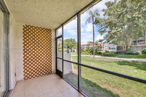 Condo in Pembroke Pines, Florida, 2 bedrooms  № 1847698 - photo 19