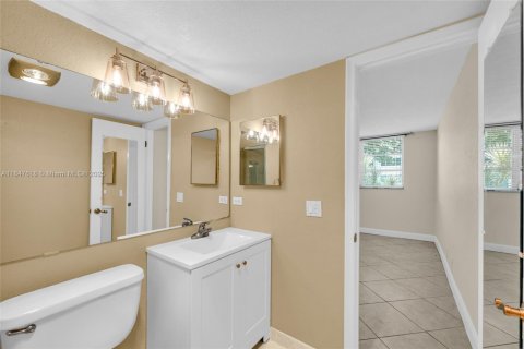 Condo in Pembroke Pines, Florida, 2 bedrooms  № 1847698 - photo 18