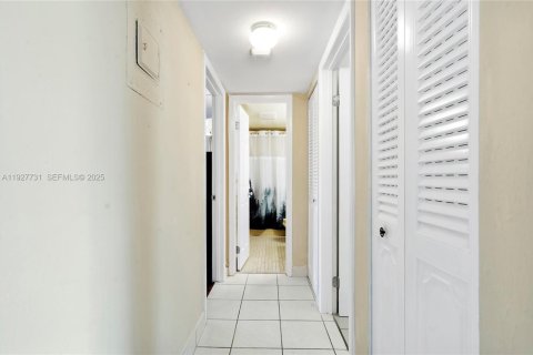 Купить кондоминиум в Дания-Бич, Флорида 2 спальни, 106.28м2, № 2039544 - фото 18