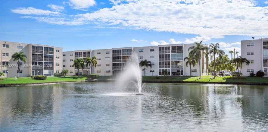 Кондоминиум с 2 спальнями в Дания-Бич, Флорида № 2039544