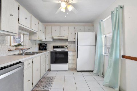 Купить кондоминиум в Дания-Бич, Флорида 2 спальни, 106.28м2, № 2039544 - фото 13