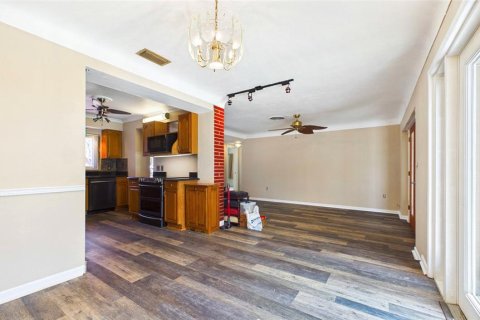 House in Seminole, Florida 3 bedrooms, 189.33 sq.m. № 2167800 - photo 9