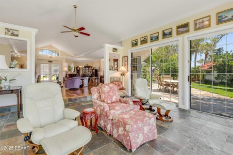 House in New Smyrna Beach, Florida 3 bedrooms, 282.52 sq.m. № 2210888 - photo 21