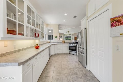 House in New Smyrna Beach, Florida 3 bedrooms, 282.52 sq.m. № 2210888 - photo 6