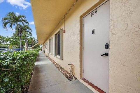 Condo in Hollywood, Florida, 2 bedrooms  № 2066852 - photo 25