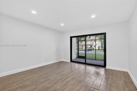 Condo in Hollywood, Florida, 2 bedrooms  № 2066852 - photo 7