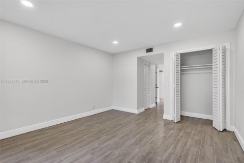 Condo in Hollywood, Florida, 2 bedrooms  № 2066852 - photo 14