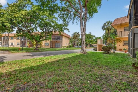 Condo in Hollywood, Florida, 2 bedrooms  № 2066852 - photo 30