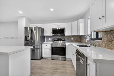 Кондоминиум с 2 спальнями в Холливуд, Флорида № 2066852