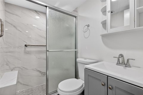 Condo in Hollywood, Florida, 2 bedrooms  № 2066852 - photo 11
