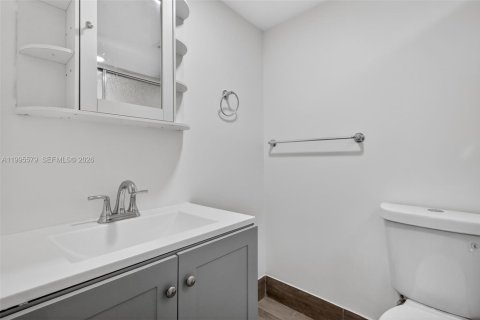 Condo in Hollywood, Florida, 2 bedrooms  № 2066852 - photo 17