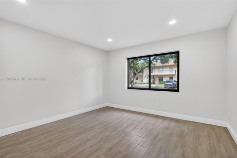 Condo in Hollywood, Florida, 2 bedrooms  № 2066852 - photo 13