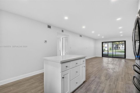 Condo in Hollywood, Florida, 2 bedrooms  № 2066852 - photo 5
