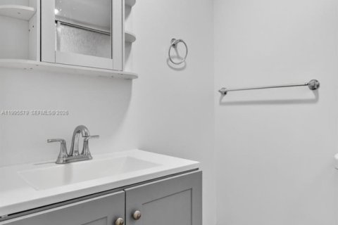 Condo in Hollywood, Florida, 2 bedrooms  № 2066852 - photo 18