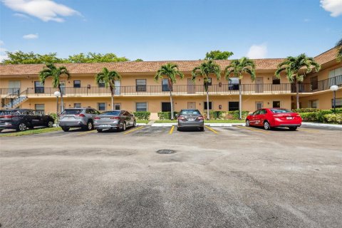 Condo in Hollywood, Florida, 2 bedrooms  № 2066852 - photo 27
