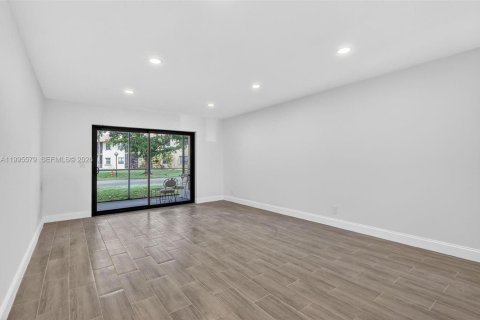 Condo in Hollywood, Florida, 2 bedrooms  № 2066852 - photo 6