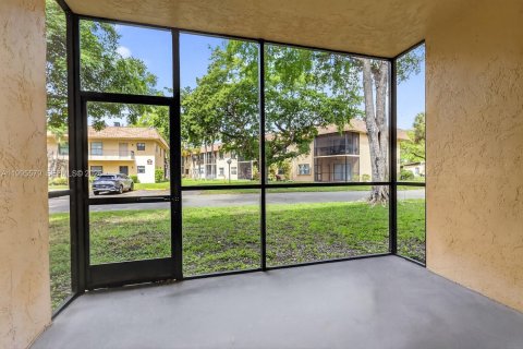 Condo in Hollywood, Florida, 2 bedrooms  № 2066852 - photo 21