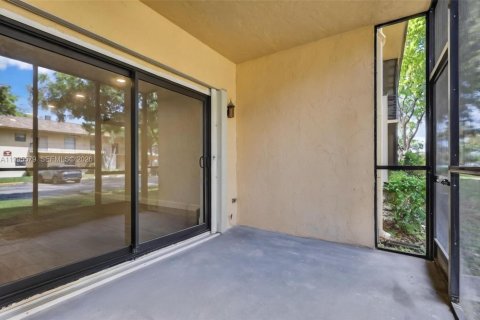 Condo in Hollywood, Florida, 2 bedrooms  № 2066852 - photo 22