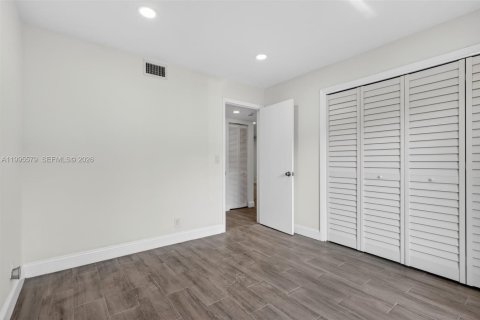 Condo in Hollywood, Florida, 2 bedrooms  № 2066852 - photo 9