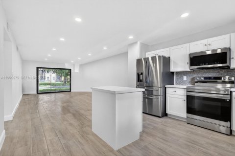 Condo in Hollywood, Florida, 2 bedrooms  № 2066852 - photo 2
