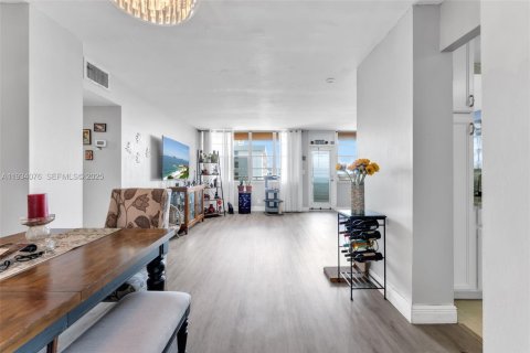 Copropriété à vendre à North Miami Beach, Floride: 2 chambres, 103.31 m2 № 1994473 - photo 2