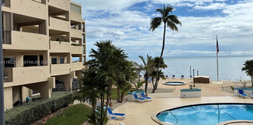 Кондоминиум с 2 спальнями в Исламорада, Вилладж оф Айлендс, Флорида № 2006581