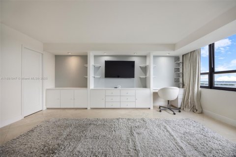 Condo in Miami, Florida, 2 bedrooms  № 1944149 - photo 16