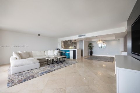Condo in Miami, Florida, 2 bedrooms  № 1944149 - photo 10