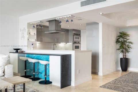 Condo in Miami, Florida, 2 bedrooms  № 1944149 - photo 9