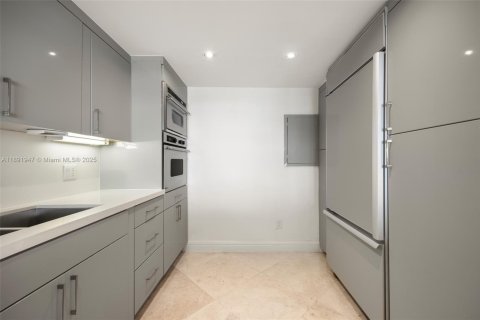Condo in Miami, Florida, 2 bedrooms  № 1944149 - photo 13
