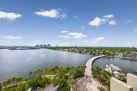 Condo in Miami, Florida, 2 bedrooms  № 1944149 - photo 2