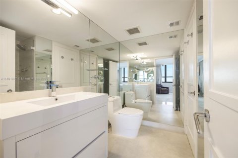Condo in Miami, Florida, 2 bedrooms  № 1944149 - photo 21