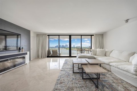 Condo in Miami, Florida, 2 bedrooms  № 1944149 - photo 7