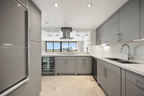 Condo in Miami, Florida, 2 bedrooms  № 1944149 - photo 12