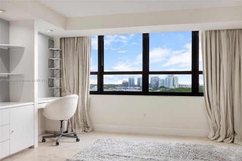 Condo in Miami, Florida, 2 bedrooms  № 1944149 - photo 17