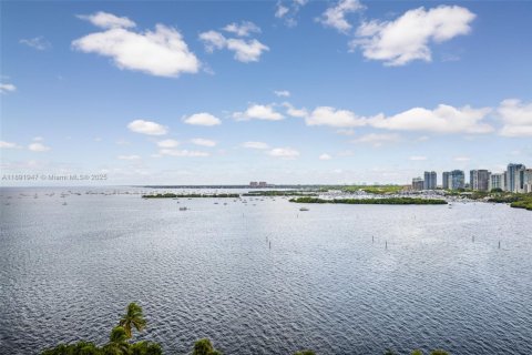 Condo in Miami, Florida, 2 bedrooms  № 1944149 - photo 1
