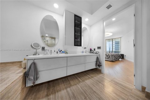 Condo in Sunny Isles Beach, Florida, 2 bedrooms  № 1936376 - photo 14