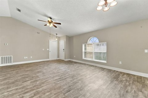 House in Sanford, Florida 3 bedrooms, 123.75 sq.m. № 2400475 - photo 8