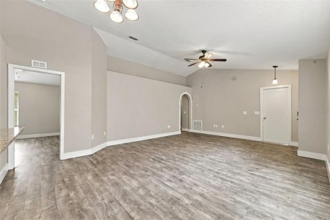 House in Sanford, Florida 3 bedrooms, 123.75 sq.m. № 2400475 - photo 9
