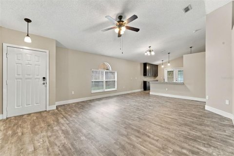 House in Sanford, Florida 3 bedrooms, 123.75 sq.m. № 2400475 - photo 10