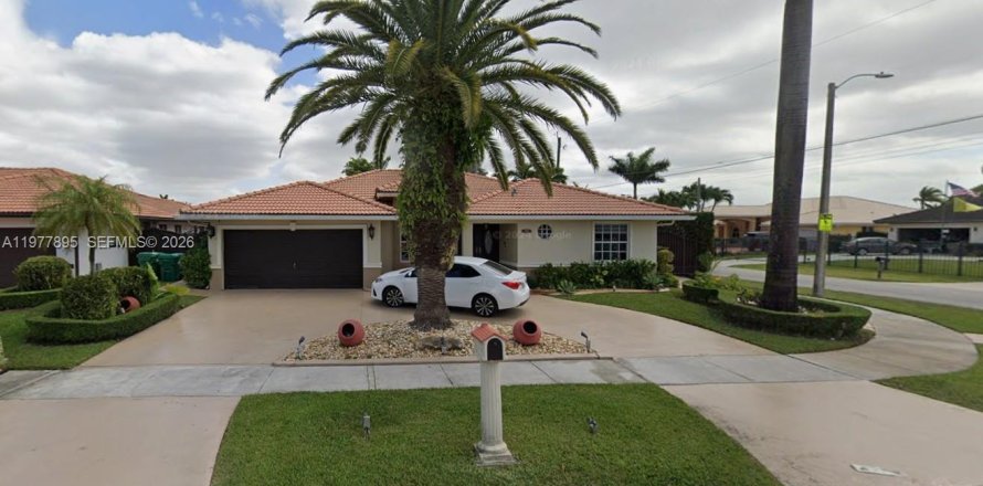 House in Miami, Florida 3 bedrooms, 181.72 sq.m. № 2042437