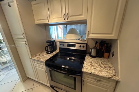 Condo in Hallandale Beach, Florida, 1 bedroom  № 1892591 - photo 13